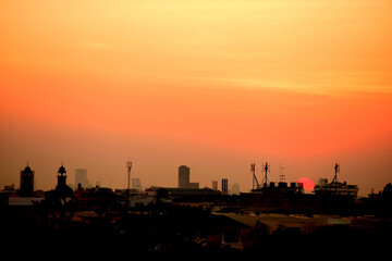 Fototapeta na wymiar Sunset view Beautiful golden yellow sky in big cities 