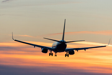 Start samolotu z lotniska o zachodzie słońca