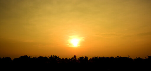 Obraz premium Sunset at the beautiful beach view Among the many people come to play in the sea before the dusk