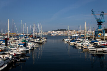 Fototapeta na wymiar Puerto pesquero y ciudad de Vigo