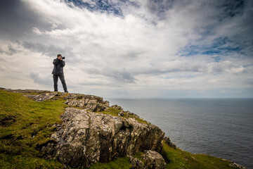 Landschafts-Fotograf an einer Küste in Irland