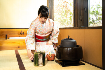 お茶を点てる女性