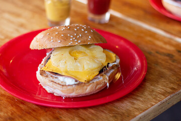 Hamburguesa con piña