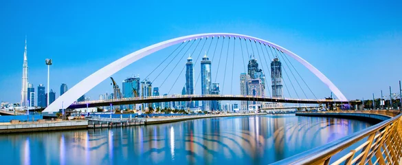 Photo sur Plexiglas Dubai Coucher de soleil coloré sur les gratte-ciel du centre-ville de Dubaï et le pont de la tolérance nouvellement construit, vu depuis le canal d& 39 eau de Dubaï