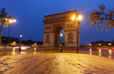 Obraz premium The Triumphal Arch in rainy evening, Paris, France.