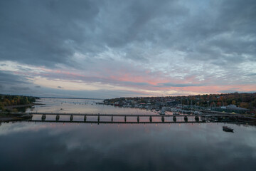 Obraz premium Belfast Maine Harbor view of the pedestrian bridge with the lights just turned on - Sunset