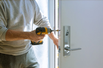 Installation with a lock in the door leaf using an drill screwdriver