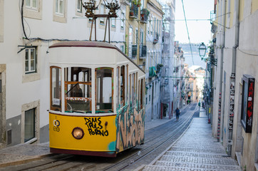 Fototapeta na wymiar Standseilbahn in Lissabon