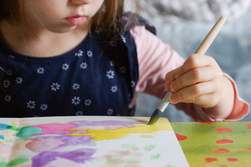 enfant fait de la peinture