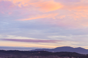 Obraz premium Beautiful sunset in Tuscany, Italy. Incredible colors of evening sky: purple, pink, orange, violet, blue
