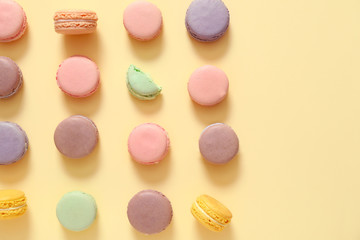 Obraz na płótnie Canvas Tasty macarons on color background