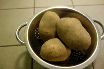 frische große kartoffeln auf einem esstisch in einer schüssel