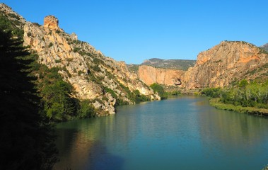 el rio Segre entre montañas, en Camarasa, Lérida, España, Europa