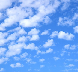 Weiße Schäfchenwolken an einem schönen Sommertag vor blauen Himmel