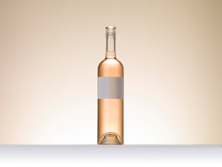 Bouteille vin rosé fond uni étiquette blanche personnalisante