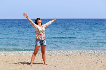 Fototapeta na wymiar woman on the beach on vacation