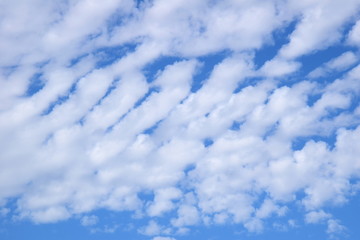 Hintergrund weiße Wolken vor blauen Himmel