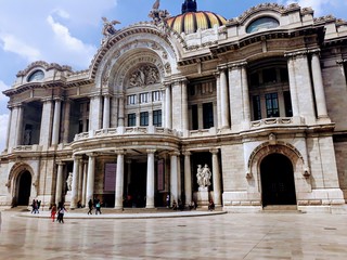 Fototapeta na wymiar Palace of the arts un México city