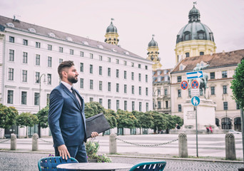Businessman mit Mappe in der Stadt
