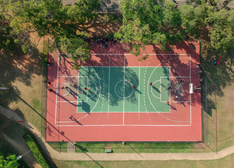 Obraz premium Quadra de basquete no parque, vista de cima