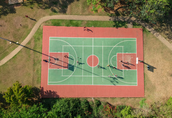 Quadra de basquete no parque, vista de cima
