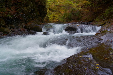 Fototapeta na wymiar 秋の渓流の風景　-日本　長野県　とけん峡