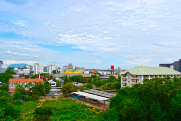 Obraz premium Looking from the height See a city in a tight city with tall buildings and beautiful skies. Is a comfortable view