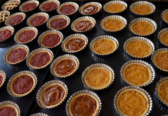 Preparando tartas dulces para hornear