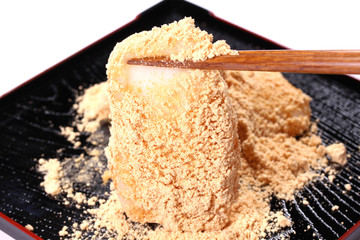 きな粉餅を食べる