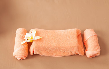 Pillows and towels are placed on the spa bed. With pink flowers - 300050987
