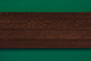 黒い木の板と緑の背景