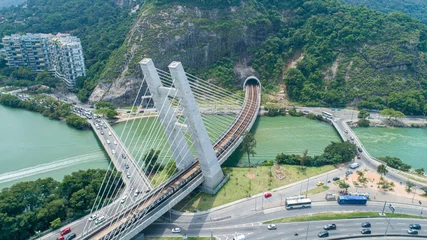 Foto op Aluminium Rio de Janeiro, Rio de Janeiro/Brazilië-circa oktober 2019: antenne vliegt over een treinbrug boven de rivier bij Barra Da Tijuca, Rio de Janeiro, Brazilië. © Brastock Images
