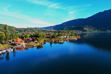 Fototapeta na wymiar Beautiful view of Lake Beratan and Ulun Danu Temple