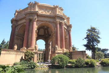 Fototapeta na wymiar The Palace of Fine Arts in San Francisco, California