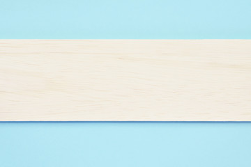 木の板と水色の背景