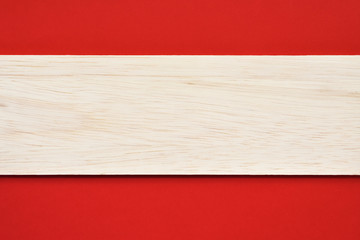 木の板と赤い背景