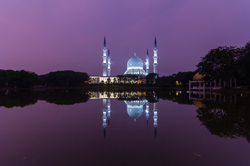 Fototapeta na wymiar shah alam, malaysia mosque during sunrise with reflection from the lake
