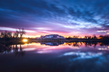Obraz premium Scotts Bluff National Monument in beautiful sunset with reflection in water