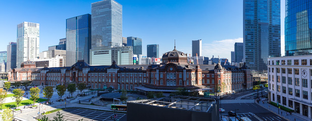 (東京都-風景パノラマ)青空の下の東京駅とビル群３