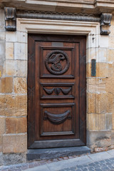 Porte en bois dans le quartier médieval de Montluçon
