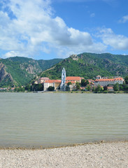 Naklejka premium Blick über die Donau auf den Weinort Dürnstein in der Wachau,Niederösterreich,Österreich