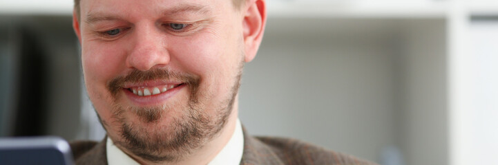 Obraz premium Handsome smiling businessman talk cellphone