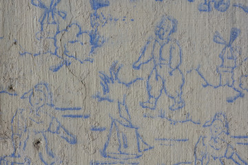 blaue malereien an einer wand in einem schlosszimmer