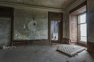 zimmer mit holzeverzierungen in einem schloss