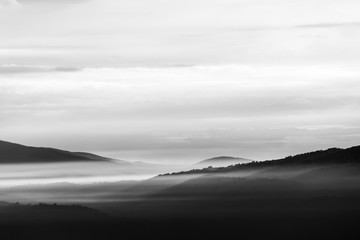 Widok na dolinę Umbrii ze wzgórzami i mgłą - 300073568