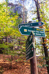 Wegweiser am wanderweg im Elbsandsteingebirge