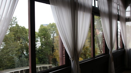 カーテン越しの景色