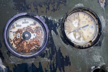 Altes L&ouml;schfahrzeug (Bedford) rostet seit vielen vielen Jahren in dem abgelegen Dorf Djupavik in den isl&auml;ndischen Westfjorden vor sich hin. 