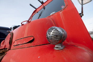 Altes Löschfahrzeug (Bedford) rostet seit vielen vielen Jahren in dem abgelegen Dorf Djupavik in den isländischen Westfjorden vor sich hin. 