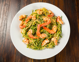 Spaghetti de calabacín con langostinos